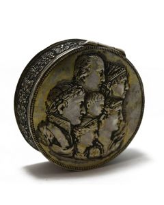Boite en argent et vermeil XIXème bas relief Napoléon Bonaparte et consorts par Johann s Kurz à Hanau