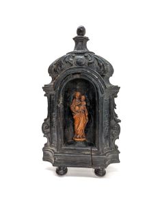 Vierge à l'enfant en buis XVIIIème dans son autel