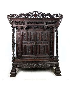 Grande armoire indochinoise à décor de dragons  en bois exotique